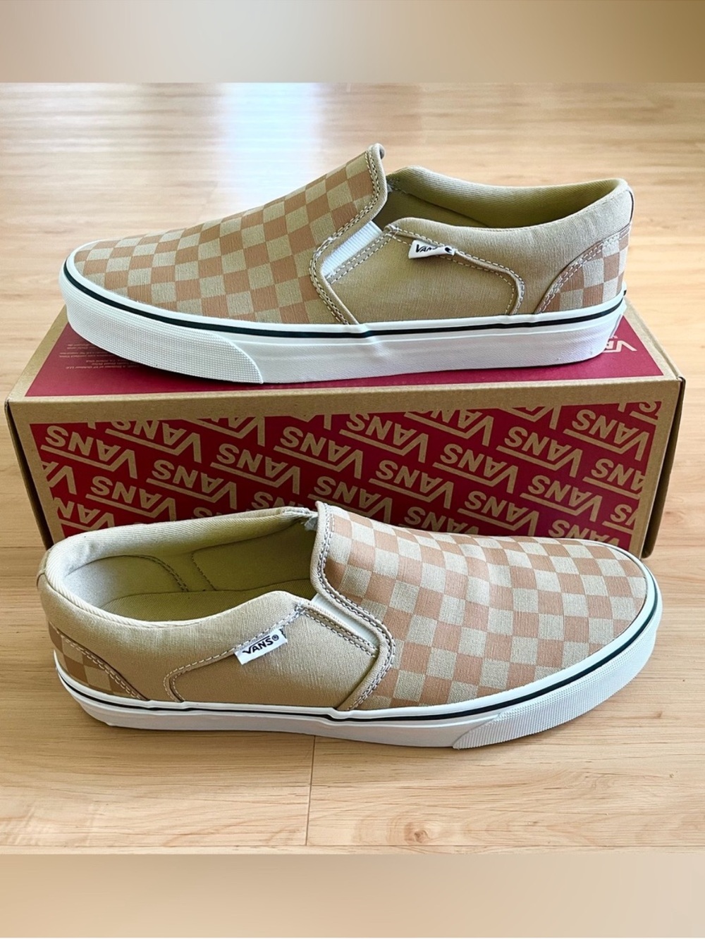 Vans Checkerboard Slip-On Sneakers in Tan and Beige
Mens 16.0 US